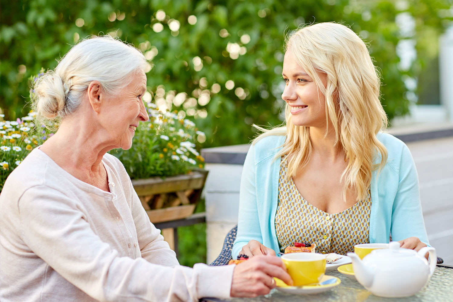 Разговоры с пожилой мамой. Пожилые женщины беседуют. Чаепитие с мамой. Пожилые подруги. Чаепитие с мамой и бабушкой.